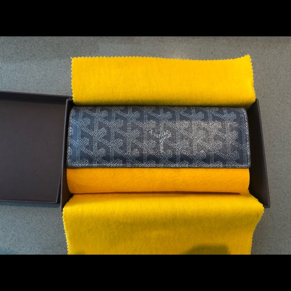 *SOLD* GOYARD GREY CHEVRON VAREEN WALLET